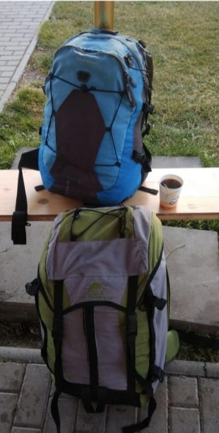 Traveler backpacks and tea - Film Fakira